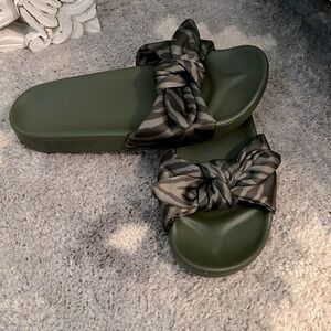 VS Pink Army Green Sildes